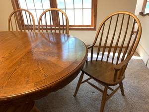 lot 8 image: Oak Claw Footed Pedestal Dining Table with 6 Chairs