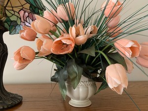 lot 13 image: Tiffany Style Lamp with Arrangement of Tulips