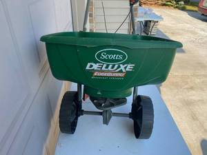 lot 33 image: Scotts Deluxe Fertilizer Spreader
