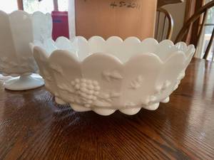 lot 106 image: Vintage Milk Glass