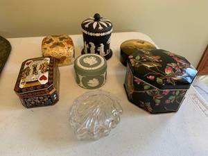 lot 113 image: Assortment of Small Trinket Boxes