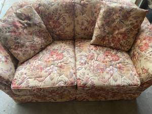 lot 199 image: Flexsteel Sofa and Loveseat