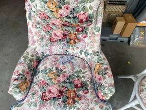 lot 200 image: Upholstered Chintz Floral Furniture