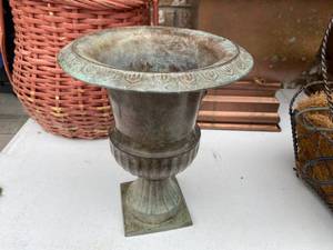 lot 156 image: Pots, Baskets, Planters