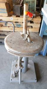 lot 38 image: Manual Tire changer