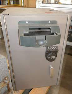 lot 43 image: Safe 22x18x28  have combo