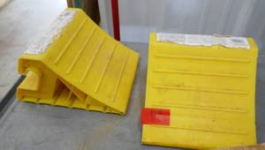 lot 119 image: 2 plastic wheel chocks
