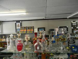 FANTASTIC LIQUOR DECANTERS & COLLECTIBLES - PLEASE SEE ALL PICTURES - PLEASE BRING YOUR OWN PACKING AND HELP IF NEEDED