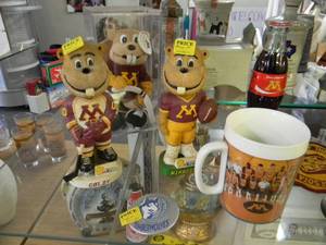 FANTASTIC MINNESOTA GOPHERS SPORTS COLLECTIBLES - PLEASE SEE ALL PICTURES - PLEASE BRING YOUR OWN PACKING AND HELP IF NEEDED