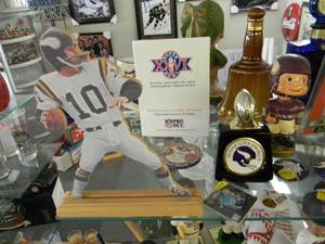 FANTASTIC MINNESOTA VIKINGS SPORTS COLLECTIBLES - PLEASE SEE ALL PICTURES - PLEASE BRING YOUR OWN PACKING AND HELP IF NEEDED