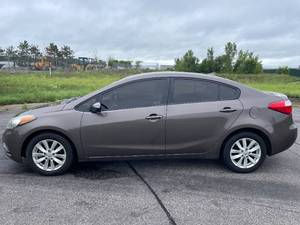 lot 15 image: 2014 Kia Forte LX - 2 OWNERS