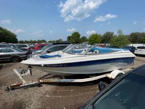 lot 133 image: 1994 Larson 17ft Boat