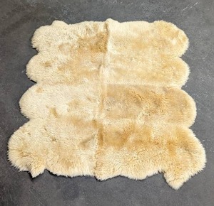 lot 17 image: Vintage Lambskin Rug Made in New Zealand