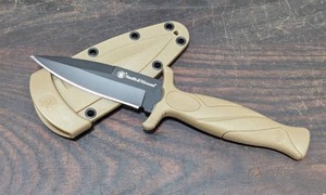 lot 22 image: Smith & Wesson Dagger with Sheath