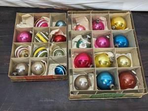 lot 27 image: Vintage Shiny Brite Christmas Ornaments