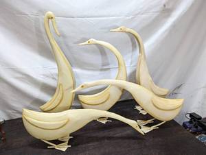 lot 70 image: Collection Of Metal Outdoor Swan Dcor