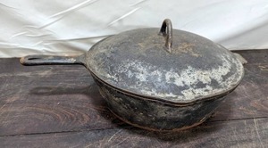lot 80 image: Chicago Hardware Foundry Cast Iron Lidded Skillet