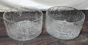 lot 101 image: Two Oiva Toikka Flora Glass Bowls