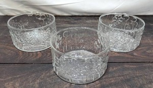 lot 102 image: Three Oiva Toikka Flora Glass Bowls