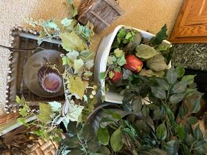 lot 32 image: Lot of Misc. Greenery and Dcor