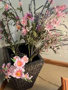lot 34 image: Wicker Decorative Vase with Floral