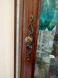 lot 39 image: Beautiful Corner Curio Cabinet with glass shelves