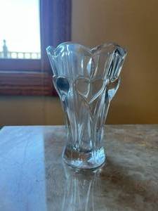 lot 45 image: Cute 5 glass vase with hearts