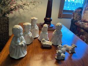 lot 64 image: 9 piece nativity set