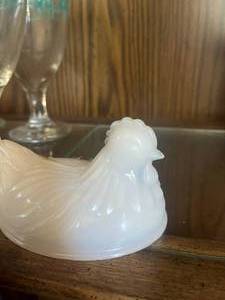 lot 68 image: Milk Glass Rooster Dish