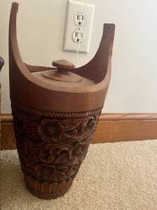 lot 75 image: Magazine Rack and Wooden Dcor