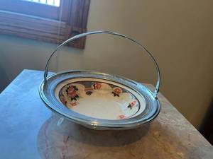 lot 50 image: Farberware Decorative Nut Dish