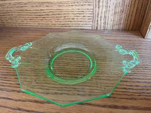 lot 55 image: Cambridge Glass Uranium Plate 8 handle to handle, 7 base