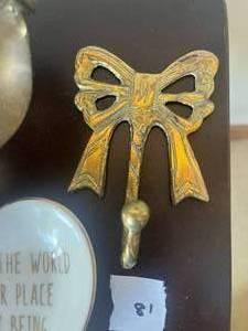 lot 81 image: Lot of gold colored dcor items