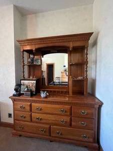 lot 108 image: Beautiful Vaughn Bassett Dresser with Lighted MirrorHutch