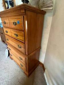 lot 96 image: Vaughn Bassett 5 drawer chest of drawers