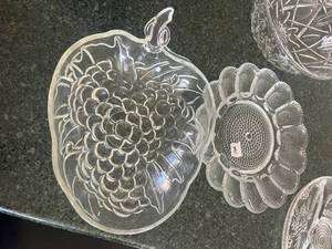 lot 100 image: Lot of glass serving dishes and bowls