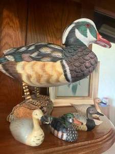 lot 106 image: Duck Lot, framed art and 5 decorative ducks