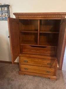 lot 139 image: Beautiful Armoire