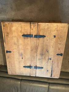 lot 218 image: Wooden storage coffee table 33x33.5x17.5 One broken hinge see photos for condition detail