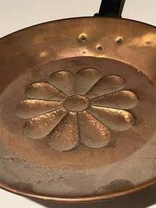 lot 259 image: Hammered copper pan with long handle