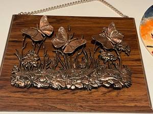 lot 260 image: Plate holder and home dcor