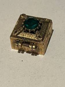 lot 341 image: Vintage Gold and Emerald Colored Tiny Box