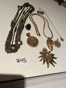 lot 345 image: Beautiful lot of vintage jewelry.