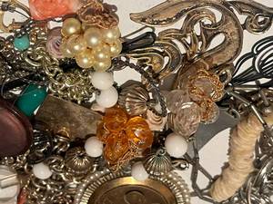 lot 348 image: Baggie of Jewelry parts