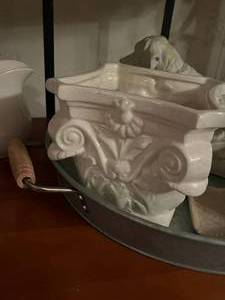 lot 362 image: Household dcor lot with metal serving tray