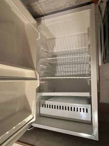 lot 399 image: Magic Chef Mini Fridge, clean and works