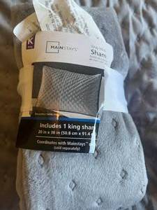 lot 440 image: Full Size Bedding Set with King Shams