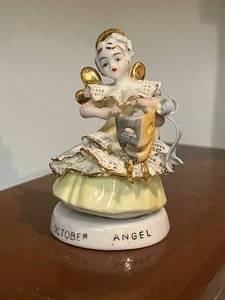 lot 434 image: Misc. Boxes and Dcor items, flower frog