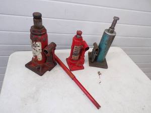 3 Hydraulic Jacks