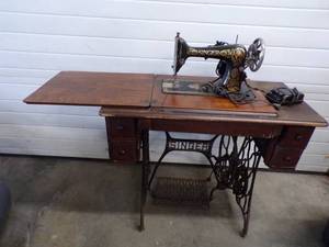 Vintage Singer Sewing Machine Peddle with electric motor
